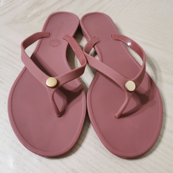 NWOT! Le Chateau Flip Flops - Picture 4 of 6